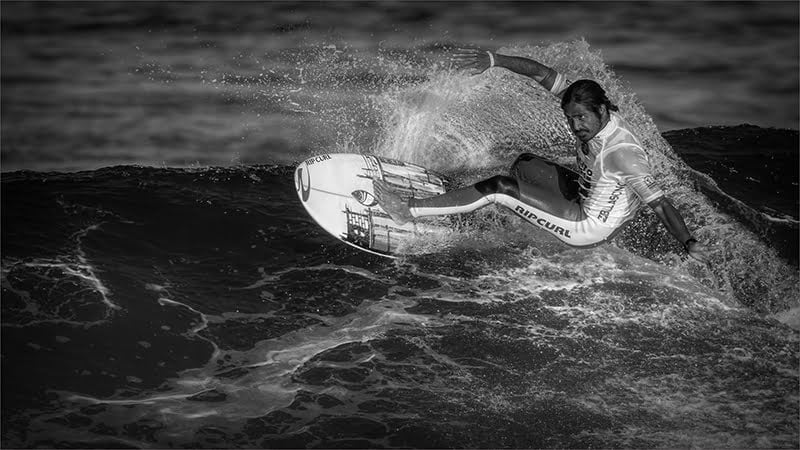 2018.11.Rip Curl Surfer cutting the Wave Andre Serfontein