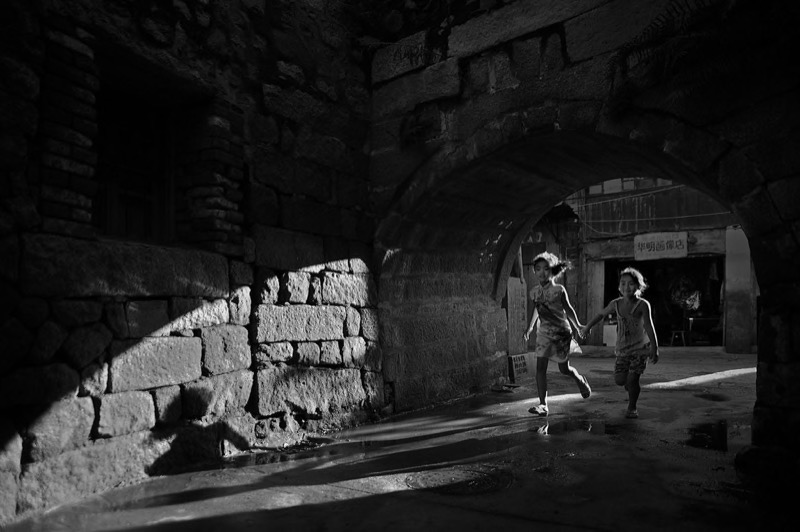 STREET PHOTOGRAPHY MONOCHROME FIAP PI M TRAD-FIAP Gold-ShiminWang-Happy little sisters- International