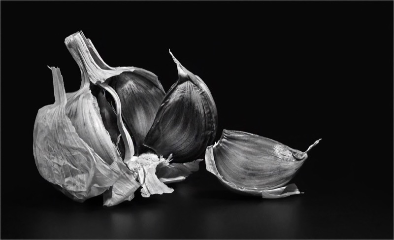 PSSA Silver Medal - Still Life and Table Top Mono - Garlic Reflection Mono - Sussa Pelser - Sasol Highveld Photography Club