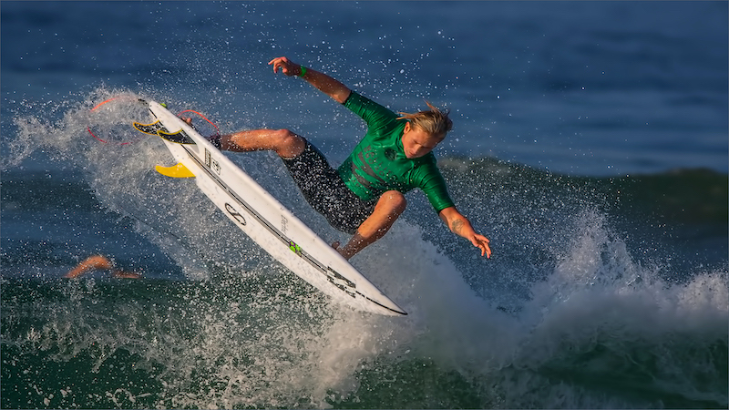 Kosmos Club Runner Up Medal - Sport Colour - Surfer side flip on Wave - Andre Serfontein - Imagelink Virtual Club