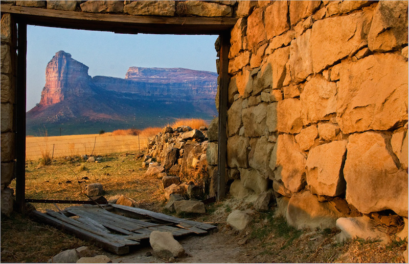 sandsteen deur venster