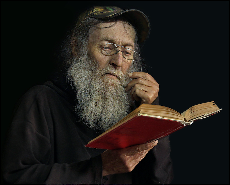 2306-Leon Pelser-SasolHighveld Photoclub-Fiap Bronze medal open colour-Fiap Colour Biennial- old man reading copy