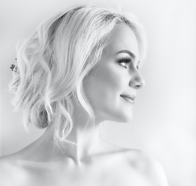 Amber Camera Club Silver Medal-Portraits Human and Domestice Animals - Mono-Gracious and Beautiful-Ursula Baumann-Vereeniging Photographic Society