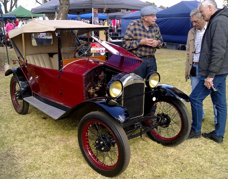 Benoni Camera Club - Basil Chassoulas - Discussing the Peugeot