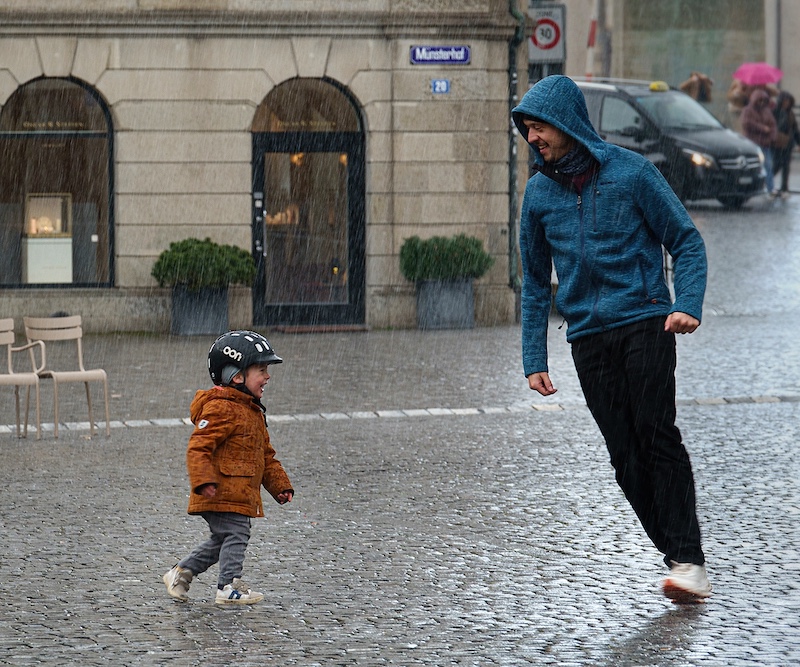 PSSA SILVER MEDAL-PHOTO TRAVEL-FUN IN THE RAIN-MAYRA DOLD-PORT ELIZABETH CAMERA CLUB