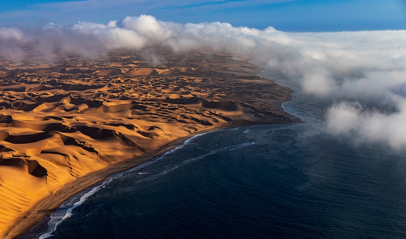 Derek de Beer - Woestyn meng met see en wolke