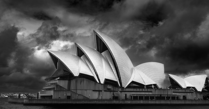 Haddon de - Thunderstorm close to Opera House