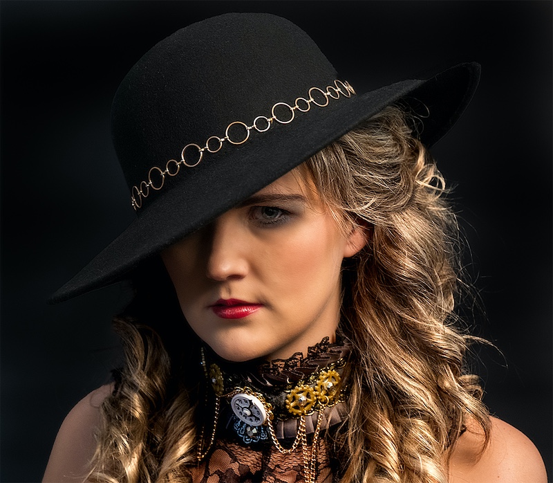 Brandpuntfotoklub - Ingrid Orrock - Chanray with hat