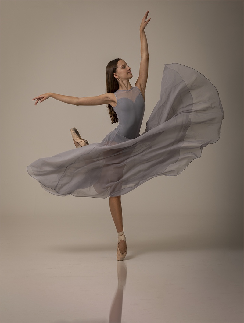 Mia Joubert - Magalies Foto Fun Club - Dancing in grey