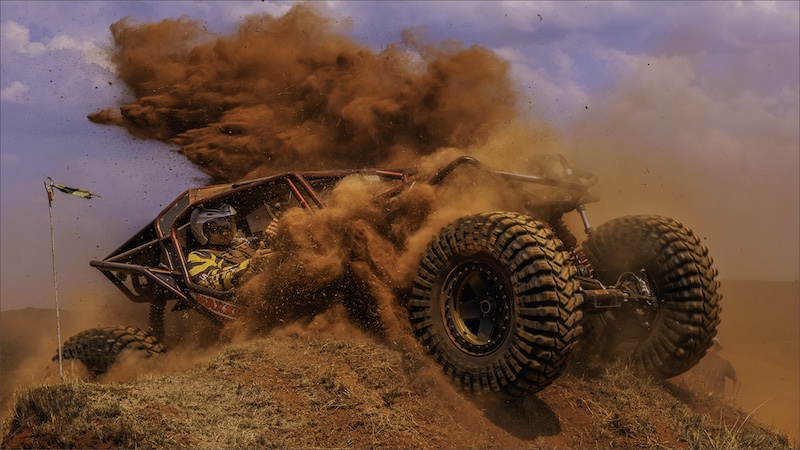 Magalies Foto Fun Club - Letmari Dreeckmeier - Cresting the hill in a dust cloud
