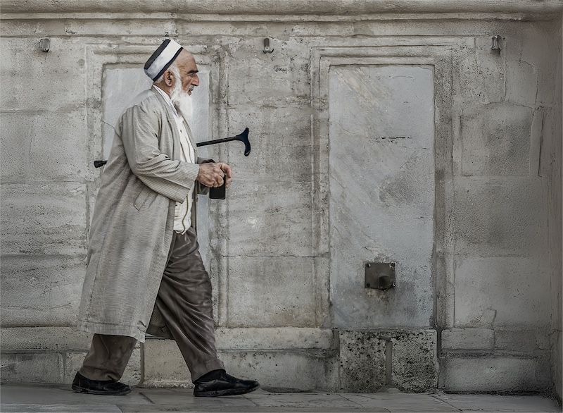 Ballito Silver Medal-Open Colour-Istanbul Old man near mosque-Sarie Du Plessis-Brandpuntfotoklub