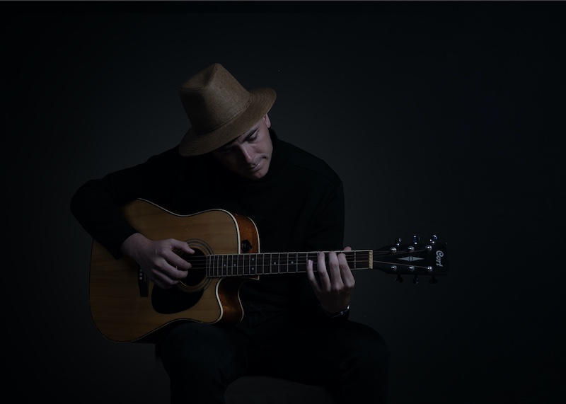 Independent - Loraine Van Antwerpen - Guitar man