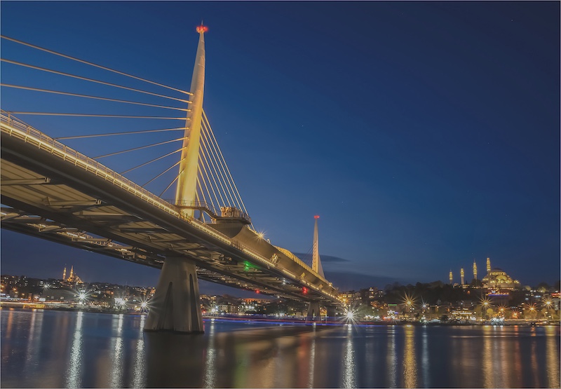 Diane Goncalves - Brandpuntfotoklub - Golden Horn bridge with boat trails